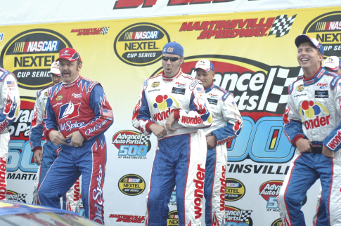 جک برایر در صحنه فیلم سینمایی شبهای تالادگا: ترانه ریکی بابی به همراه ویل فرل و جان سی ریلی