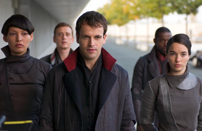 Yangzom Brauen در صحنه فیلم سینمایی ایان فلاکس به همراه جانی لی میلر