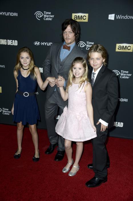 Kyla Kenedy در صحنه سریال تلویزیونی مردگان متحرک به همراه Brighton Sharbino و نورمن ریداس