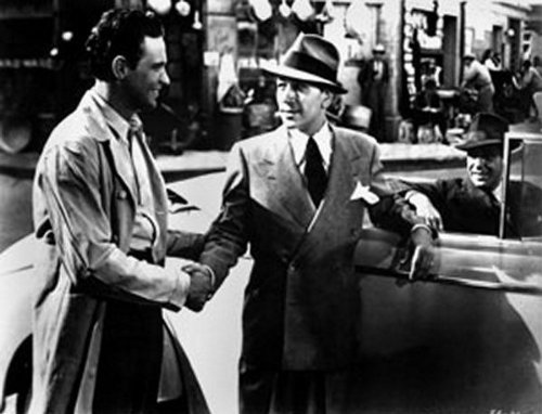 ویلیام هولدن در صحنه فیلم سینمایی Invisible Stripes به همراه George Raft و هامفری بوگارت