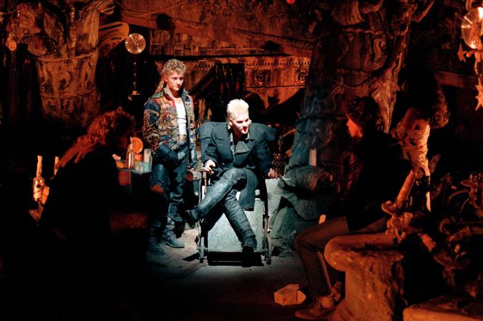 Brooke McCarter در صحنه فیلم سینمایی پسران گمشده به همراه Jason Patric و کیفر ساترلند