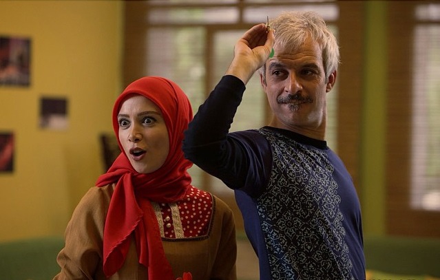 فرناز رهنما در صحنه سریال تلویزیونی یادداشت‌های یک زن خانه‌دار به همراه کاظم سیاحی