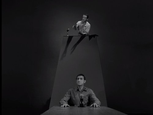 جوزیف الیک در صحنه سریال تلویزیونی منطقه نیمه روشن به همراه Fritz Weaver