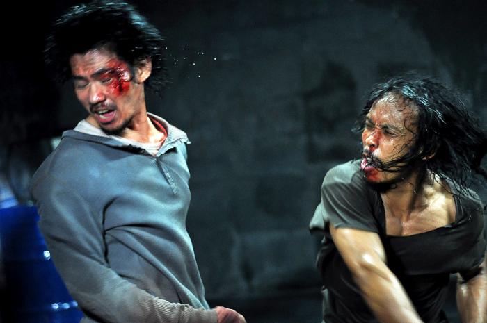 Yayan Ruhian در صحنه فیلم سینمایی یورش نهایی به همراه Donny Alamsyah