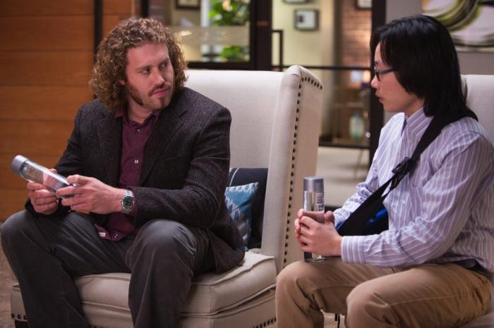 Jimmy O. Yang در صحنه سریال تلویزیونی دره سیلیکون به همراه تی جی میلر