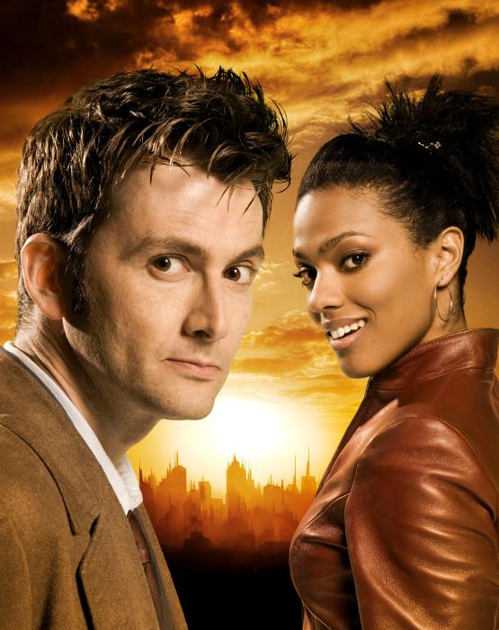 Freema Agyeman در صحنه سریال تلویزیونی Doctor Who به همراه دیوید تننت