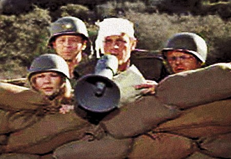 Loretta Swit در صحنه سریال تلویزیونی M*A*S*H به همراه McLean Stevenson، Gary Burghoff و Larry Linville