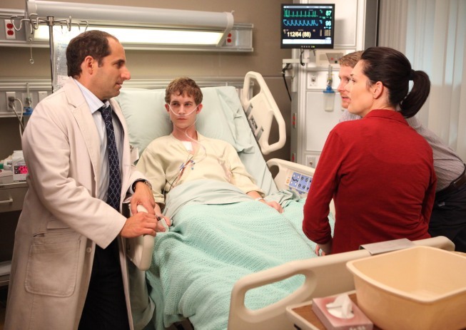 Kovar McClure در صحنه سریال تلویزیونی دکتر هاوس به همراه Harrison Thomas و Peter Jacobson