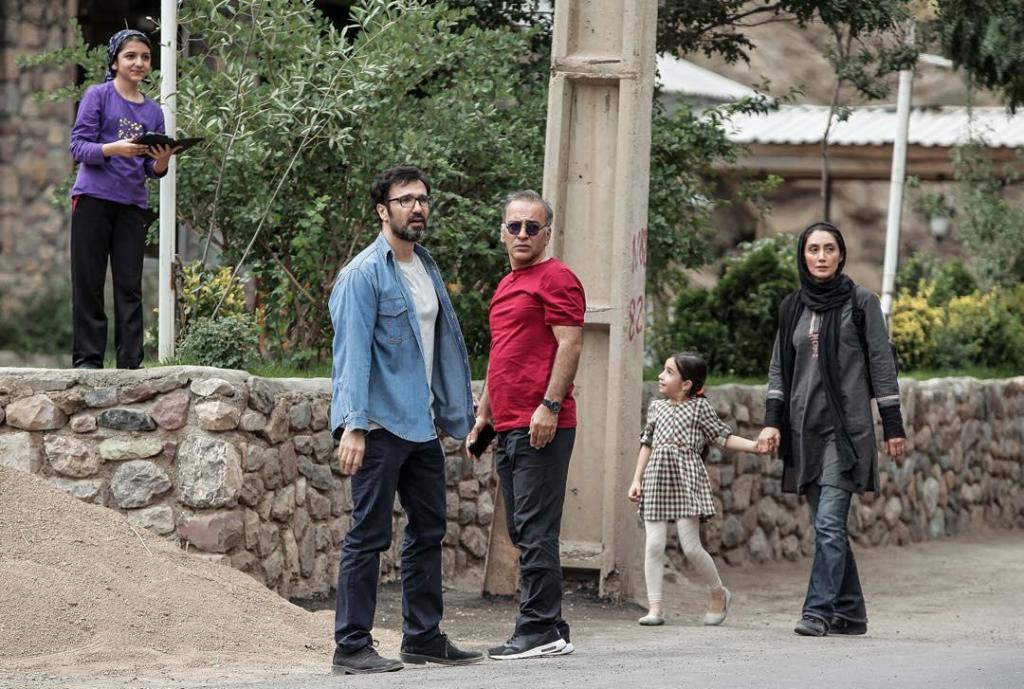 حمیدرضا آذرنگ در صحنه فیلم سینمایی عادت نمی‌کنیم به همراه هدیه تهرانی و محمدرضا فروتن