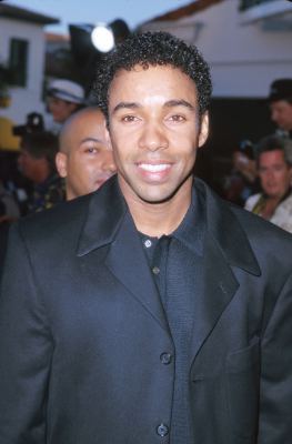 Allen Payne در صحنه فیلم سینمایی توفان تمام عیار