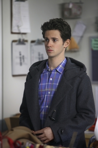 Connor Paolo در صحنه سریال تلویزیونی دختر شایعه ساز