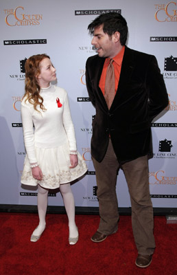 Chris Weitz در صحنه فیلم سینمایی قطب نمای طلایی به همراه Dakota Blue Richards