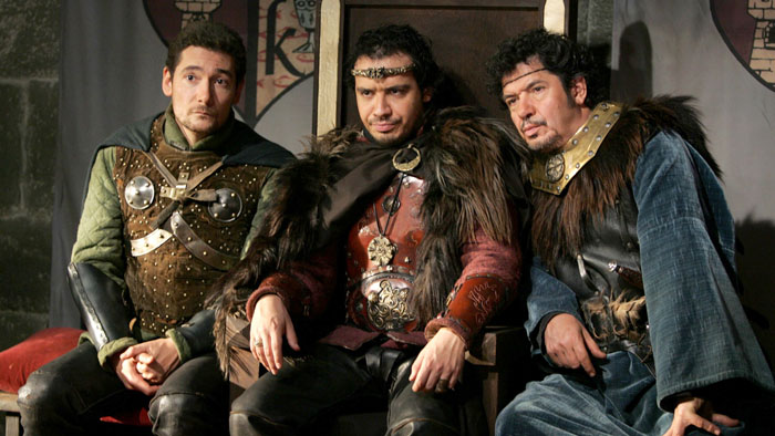 Nicolas Gabion در صحنه سریال تلویزیونی Kaamelott به همراه Lionnel Astier و Alexandre Astier