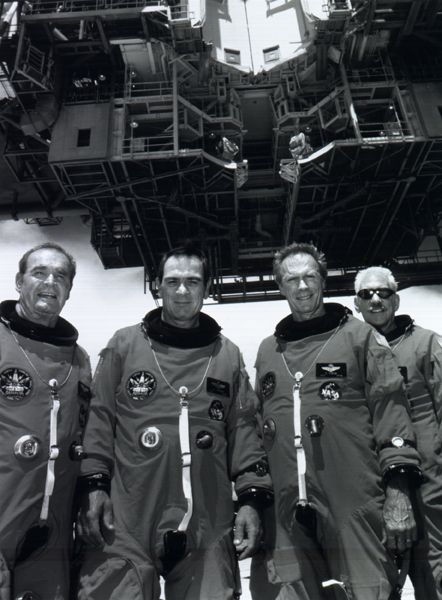  فیلم سینمایی کابوی های فضا با حضور دونالد ساترلند، تامی لی جونز، کلینت ایستوود و جیمز گارنر