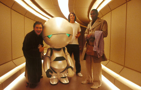 Garth Jennings در صحنه فیلم سینمایی راهنمای سفر مجانی به کهکشان به همراه وارویک دیویس، مارتین فریمن و Yasiin Bey