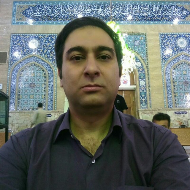 تصویری از محمدمهدی بهرامیان، بازیگر سینما و تلویزیون در حال بازیگری سر صحنه یکی از آثارش