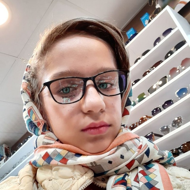 تصویری از هانیه امیدی، تهیه کننده سینما و تلویزیون در حال بازیگری سر صحنه یکی از آثارش