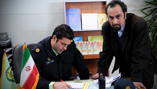 پژمان بازغی در صحنه سریال تلویزیونی مرد هزارچهره به همراه عارف لرستانی
