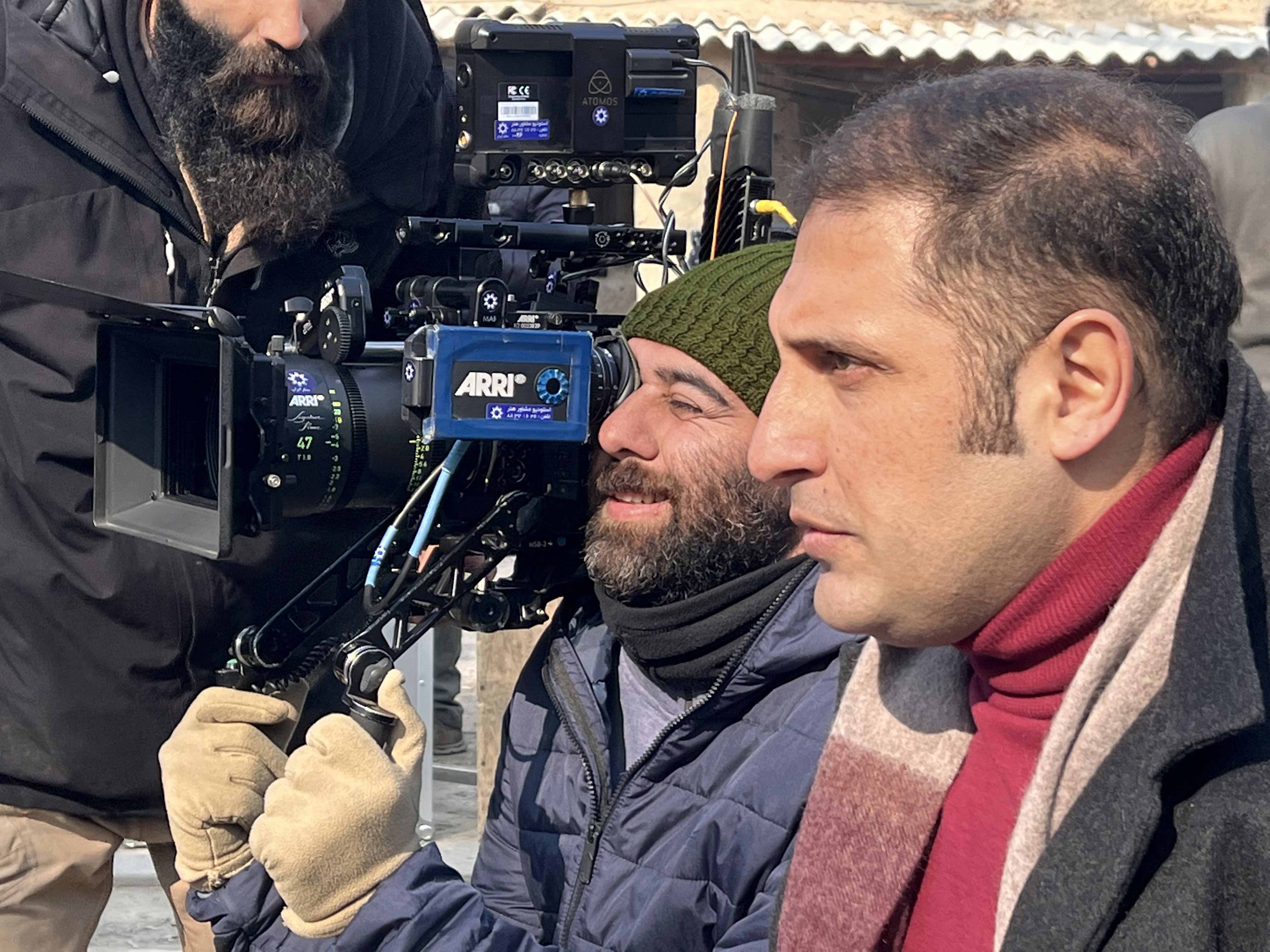 تصویری از علیرضا شاه حسینی، نویسنده و کارگردان سینما و تلویزیون در پشت صحنه یکی از آثارش