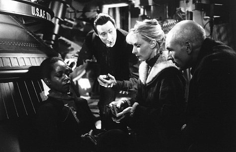 Alfre Woodard در صحنه فیلم سینمایی سفرهای ستاره ای  : اولین تماس به همراه Patrick Stewart، Gates McFadden و برنت اسپاینر