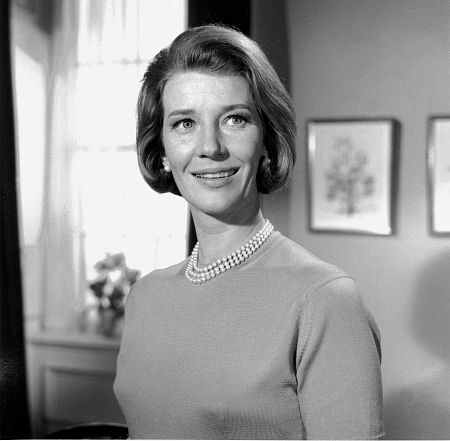 Lois Maxwell در صحنه فیلم سینمایی پنجه طلایی