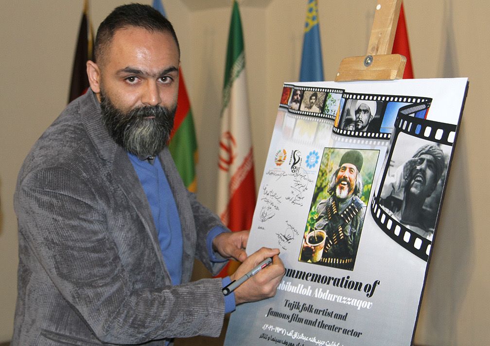 تصویری از مهدی حاجی یوسف، دستیار صداگذار و تدوینگر سینما و تلویزیون در پشت صحنه یکی از آثارش