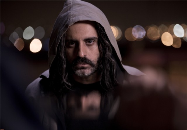 علیرام نورایی در صحنه سریال تلویزیونی سارقان روح