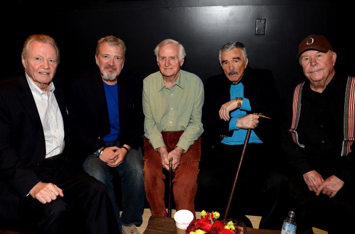 Tom Brown در صحنه فیلم سینمایی رستگاری به همراه ند بیتی، برت رینولدز، جان بورمن و جان ویت