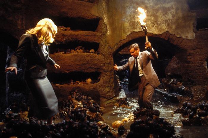 Alison Doody در صحنه فیلم سینمایی ایندیانا جونز و آخرین جنگ صلیبی به همراه هریسون فورد