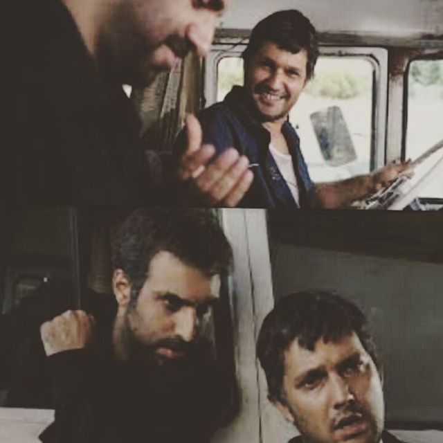 تصویری از پولاد کیمیایی، بازیگر و کارگردان سینما و تلویزیون در حال بازیگری سر صحنه یکی از آثارش