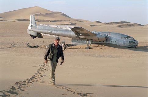 Dennis Quaid در صحنه فیلم سینمایی پرواز ققنوس