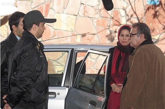 ملیکا شریفی‌نیا در پشت صحنه سریال تلویزیونی خروس به همراه سپند امیرسلیمانی و حمید لولایی