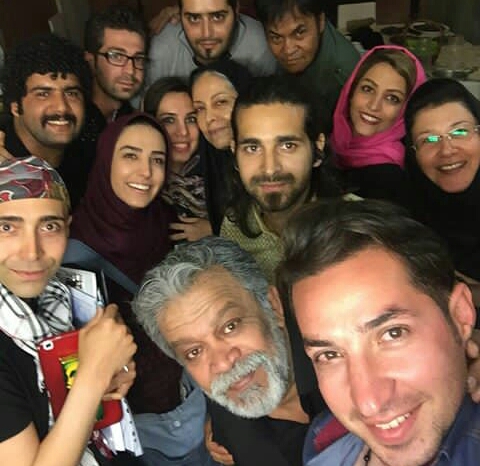 تصویری از حسن پورشیرازی، بازیگر و گوینده سینما و تلویزیون در حال بازیگری سر صحنه یکی از آثارش به همراه سوگل طهماسبی