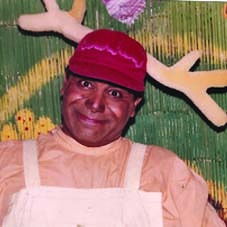 تصویری از بهرام بهرامی، بازیگر سینما و تلویزیون در حال بازیگری سر صحنه یکی از آثارش