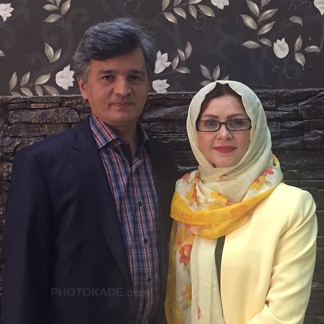 تصویری از زهره سادات هاشمی، مجری سینما و تلویزیون در حال بازیگری سر صحنه یکی از آثارش