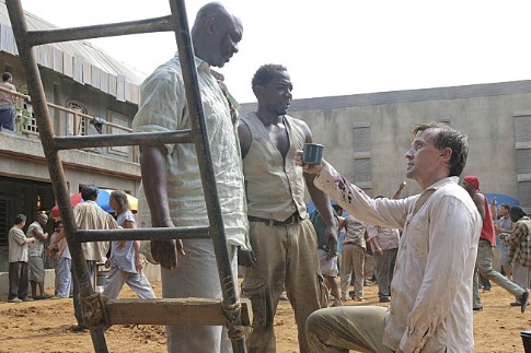رابرت ویزدوم در صحنه سریال تلویزیونی فرار از زندان به همراه رابرت نپر
