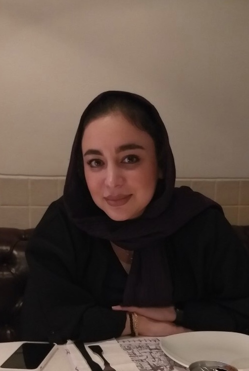 تصویری از یاسمن نادری، بازیگر سینما و تلویزیون در حال بازیگری سر صحنه یکی از آثارش