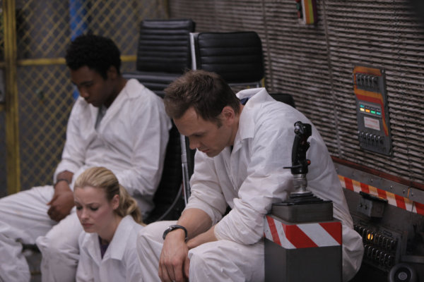 دونالد گلاور در صحنه سریال تلویزیونی Community به همراه Joel McHale و Gillian Jacobs