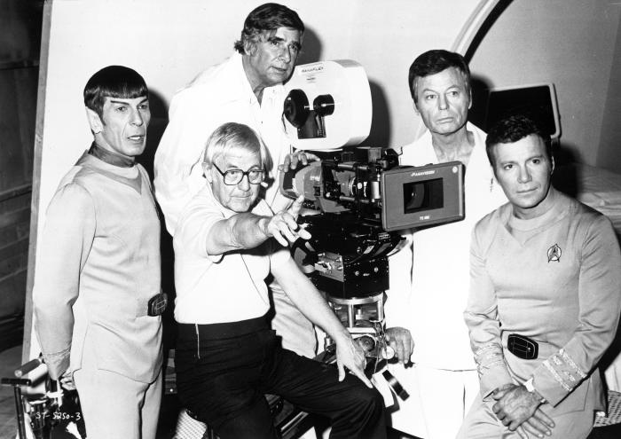 Robert Wise در صحنه فیلم سینمایی پیشتازان فضا: فیلم به همراه William Shatner، لئونارد نیموی، Gene Roddenberry و DeForest Kelley
