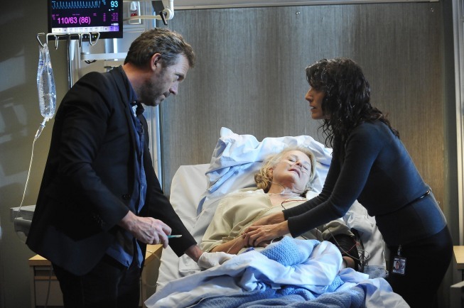 Lisa Edelstein در صحنه سریال تلویزیونی دکتر هاوس به همراه Hugh Laurie و Candice Bergen