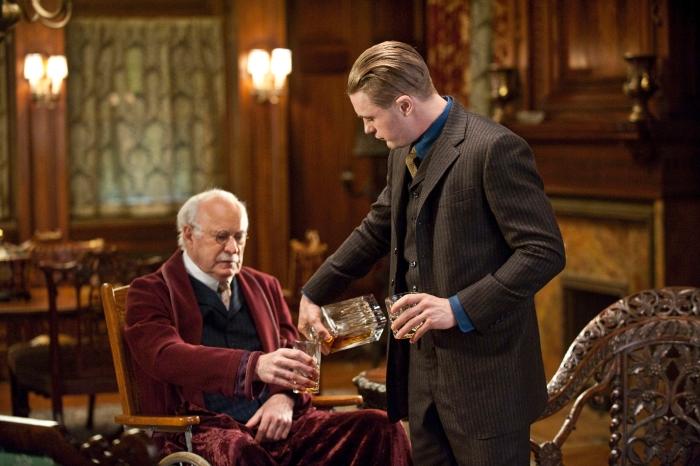 Dabney Coleman در صحنه سریال تلویزیونی امپراتوری بوردواک به همراه مایکل پیت