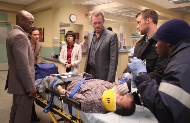 Odette Annable در صحنه سریال تلویزیونی دکتر هاوس به همراه Charlyne Yi، Hugh Laurie، عمر اپس و Jesse Spencer