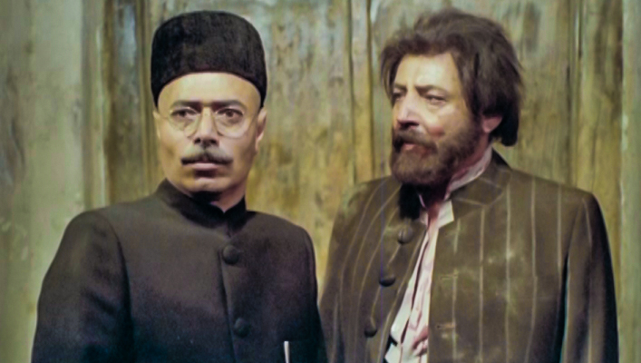 عبدالحسین گیل در صحنه سریال تلویزیونی هزار دستان به همراه علی نصیریان