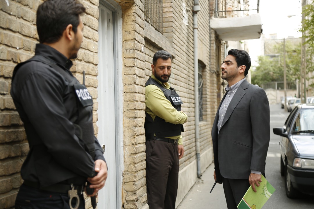 تصویری از امیر جوانمرد، بازیگر سینما و تلویزیون در حال بازیگری سر صحنه یکی از آثارش