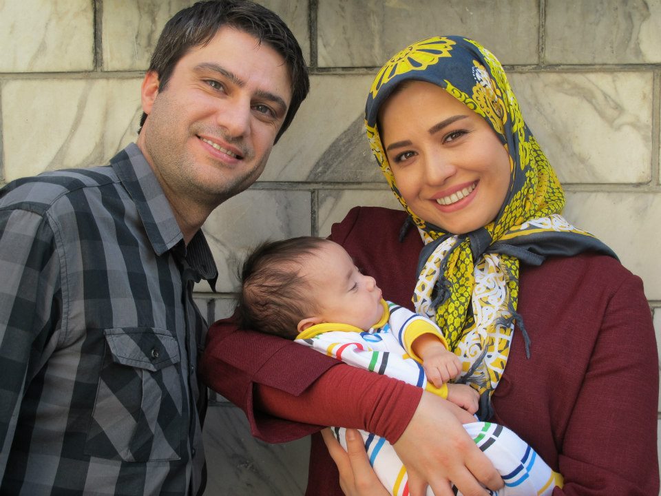 مهراوه شریفی‌نیا در پشت صحنه سریال تلویزیونی خداحافظ بچه به همراه شهرام حقیقت‌دوست