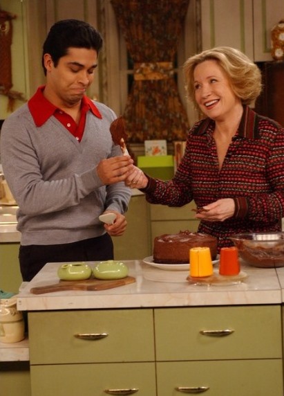 Wilmer Valderrama در صحنه سریال تلویزیونی That '70s Show به همراه Debra Jo Rupp