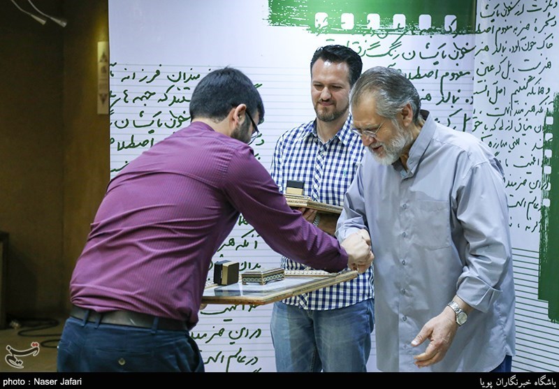 تصویری از حسین شمقدری، کارگردان و نویسنده سینما و تلویزیون در حال بازیگری سر صحنه یکی از آثارش