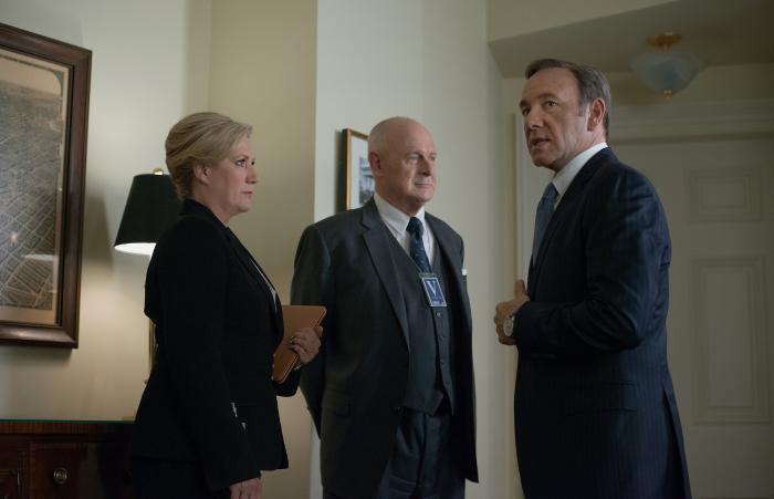 جرالد مک رانی در صحنه سریال تلویزیونی خانه پوشالی به همراه کوین اسپیسی و جین اتکینسون