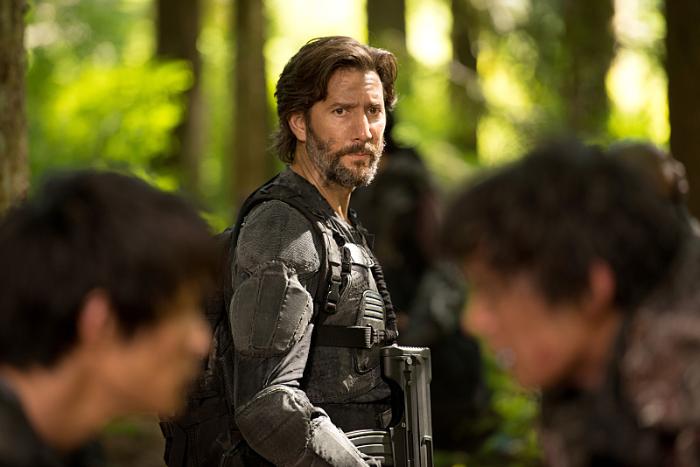 Bob Morley در صحنه سریال تلویزیونی 100 به همراه Henry Ian Cusick و Christopher Larkin