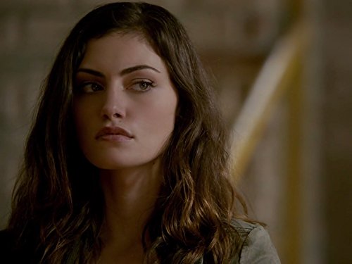 Phoebe Tonkin در صحنه سریال تلویزیونی اصیل ها